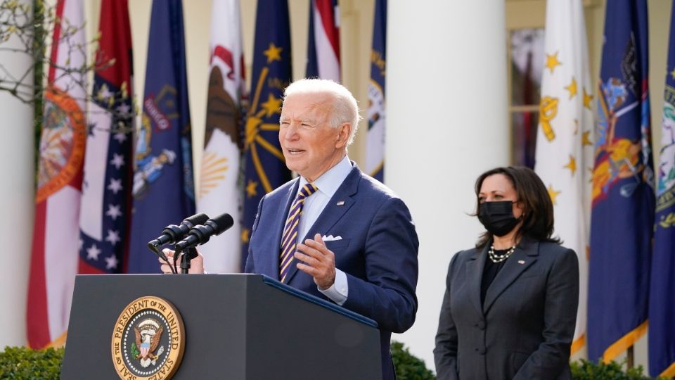 EU ha administrado más de 100 millones de dosis de vacunas contra el COVID-19 en el país. Promesa de Biden. Foto: AFP