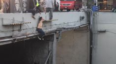 ¡Hombre intenta lanzarse al vacío en Guadalajara! Así lo rescataron: VIDEOS