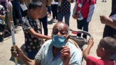 En Oaxaca, niños llevan a su abuelito en carriola por su vacuna anticovid: VIDEO