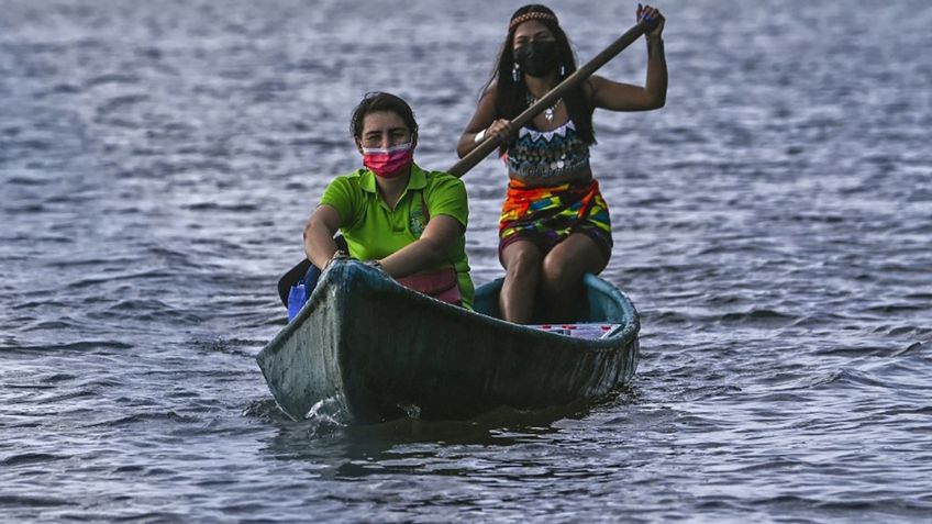 ¡Asombroso! Maestra cruza río en canoa para impartir clases en un poblado sin internet