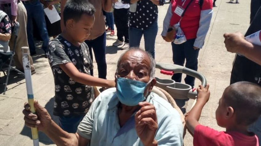 En Oaxaca, niños llevan a su abuelito en carriola por su vacuna anticovid: VIDEO