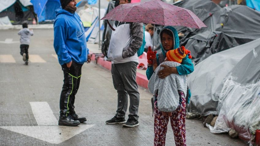 Frío lastima a migrantes en Tijuana que esperan asilo en Estados Unidos