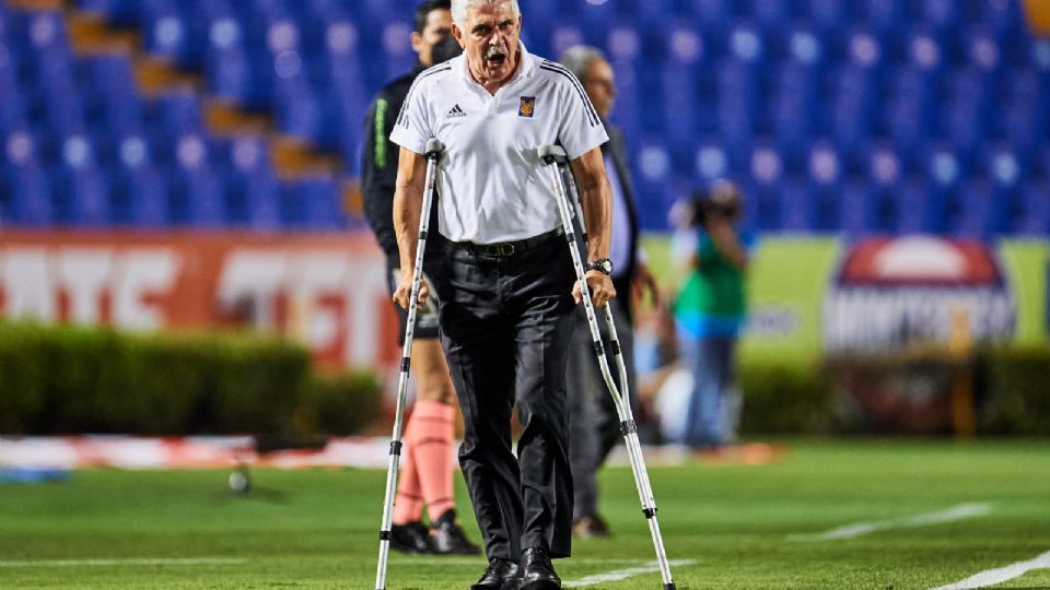 Ricardo Ferretti se olvida de sus dolores y avienta las muletas por una rabieta. Foto: Mexsport