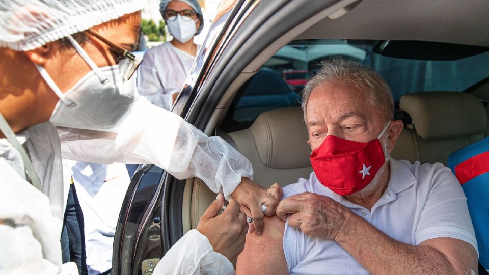 Luiz Inácio Lula da Silva recibió la primera inyección de CoronaVac. Foto: Reuters