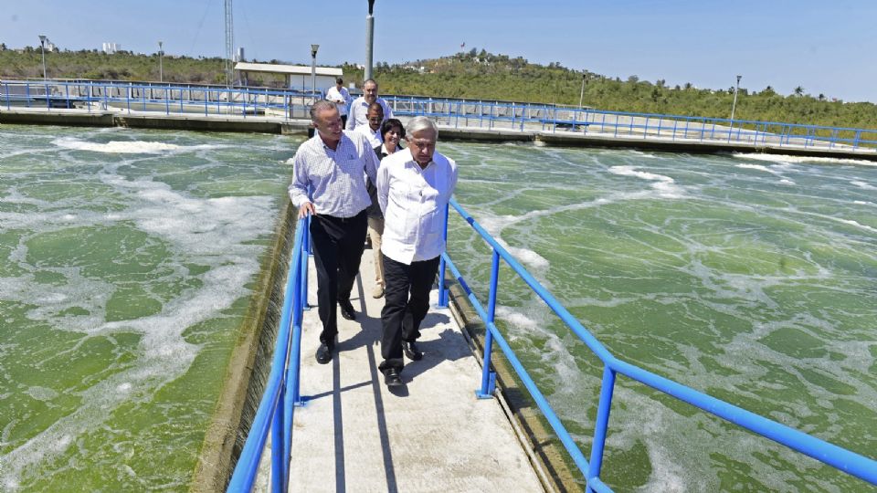 Por la mañana, el mandatario recorrió la ampliación y construcción una planta tratadora de agua, en Mazatlán, Sinaloa. Foto: Especial