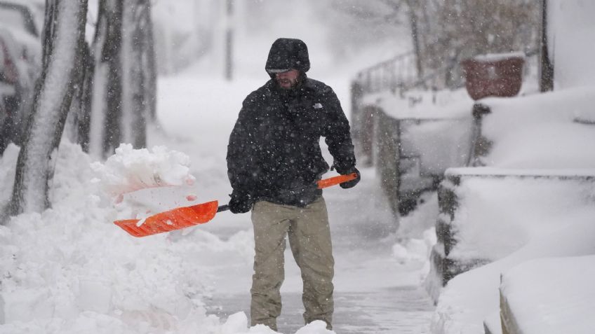 Violenta tormenta de NIEVE alerta a 20 millones de personas en EU y obliga a suspender miles de VUELOS