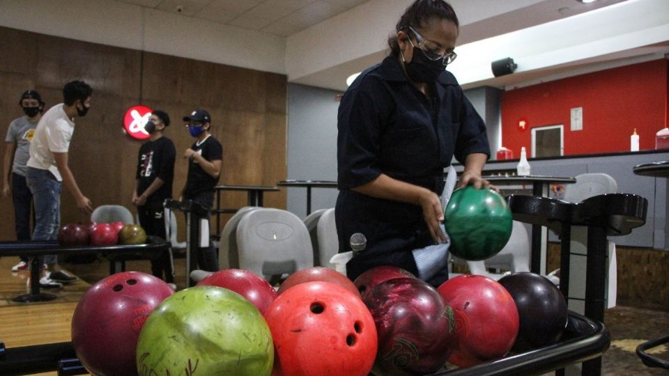 Uno de los comercios que reanudarán actividades son los boliches, en los que se aplicarán las medidas de higiene necesarias. Foto: Cuartoscuro