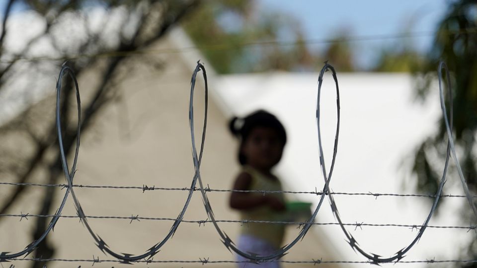 Niña jugando en un centro de detención de migrantes. Foto: AP