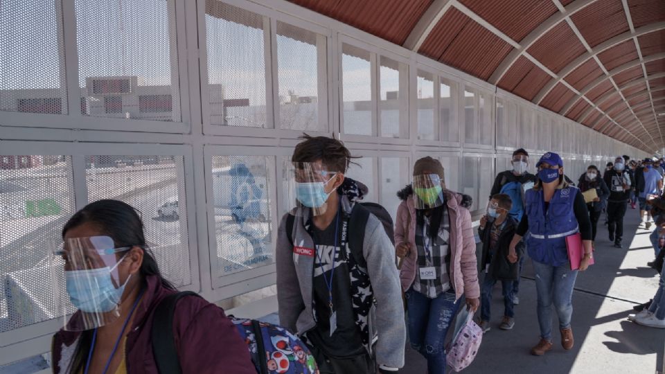 Migrantes centroamericanos fueron trasladados en avión desde el sur de Texas para ser deportados a Ciudad Juárez. Foto: AFP