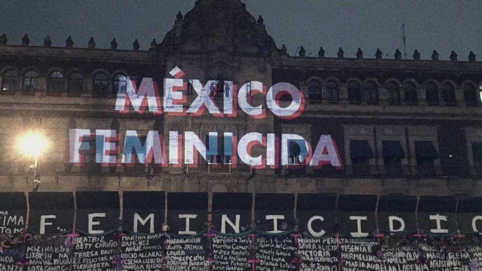 En la facha da de Palacio Nacional repitieron la proyección de los reclamos de género. Foto: Cuartoscuro