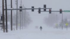 Hielo sepulta AUTOS y deja nieve NEGRA en carreteras, tras intensa tormenta en EU