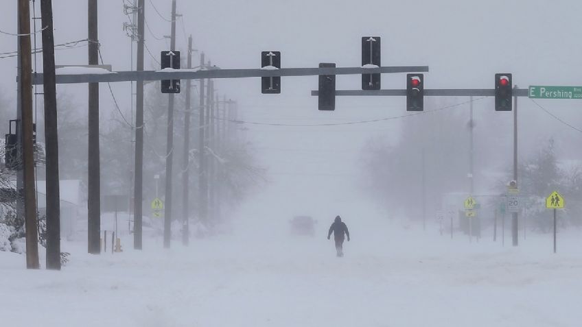 Hielo sepulta AUTOS y deja nieve NEGRA en carreteras, tras intensa tormenta en EU