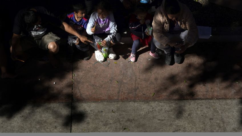 Incomunicados, sin poder bañarse ni ver el sol, así VIVEN los niños migrantes DETENIDOS en EU