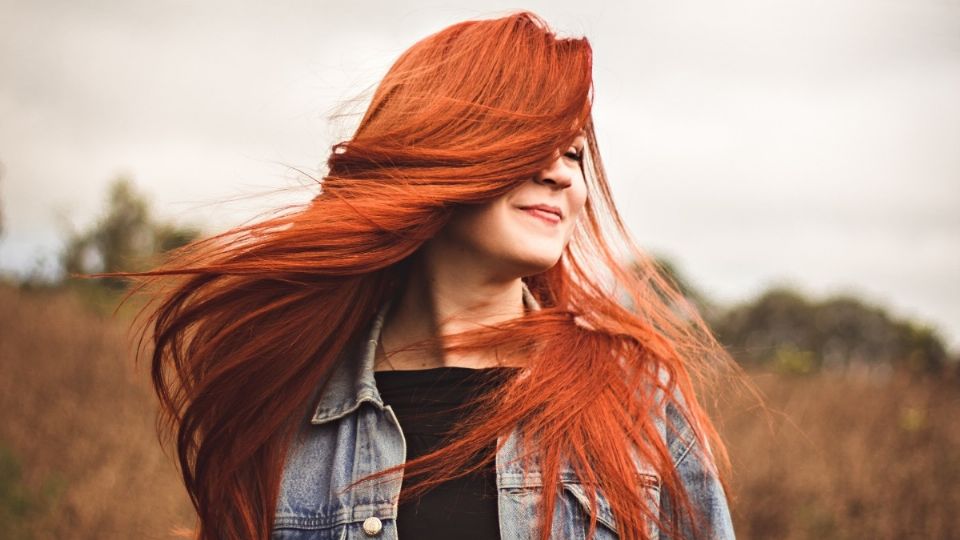 Además de utilizar una mascarilla para proteger el color de tu melena es importante tomar en cuenta otros consejos. Foto: Pexels