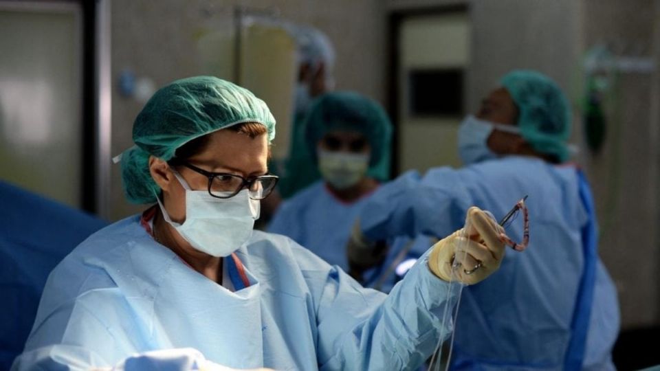 Mujer se hace pasar por cirujana. Foto: AFP