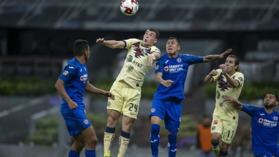 El defensor Julio César 'Cata' Domínguez disputa un balón en la Liga MX.  Foto: Mexsport