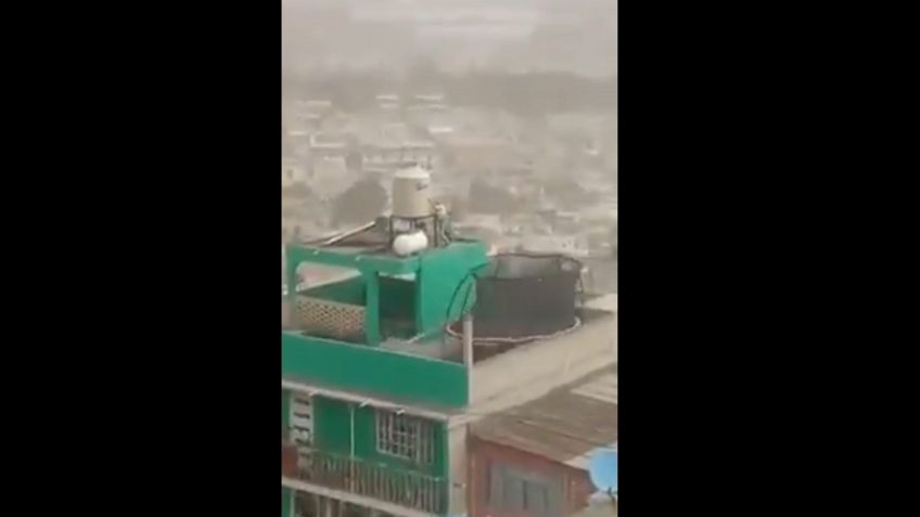 Así fue como un hombre se aferró a su tinaco en el EDOMEX para que no se lo llevara el viento: VIDEO