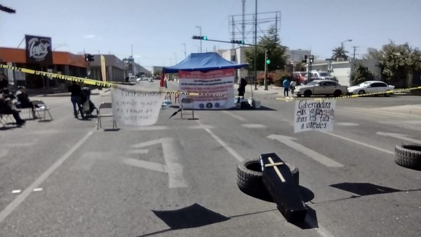 Familiares de policías asesinados en Sonora bloquean calles de la entidad