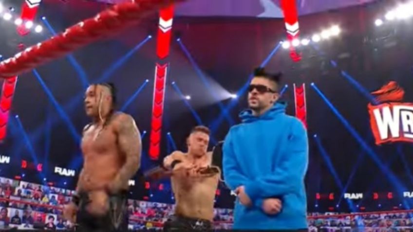 Bad Bunny recibió FUEERTE guitarrazo en la espalda en la WWE ¿Fue a dar al HOSPITAL? | VIDEO