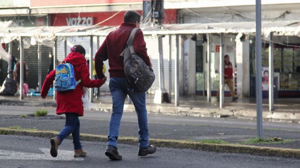 La mujer llevaba a su hija al kínder