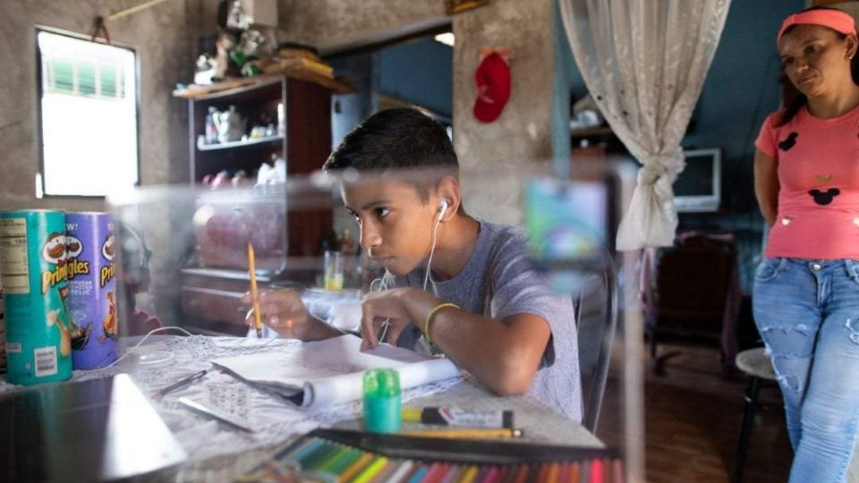 Vende dibujos para ayudar a su familia. Foto: AP.