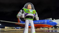 ¡Al estilo Toy Story! Muñeco de Buzz Lightyear regresa a su dueño luego de extraviarse en aerolínea