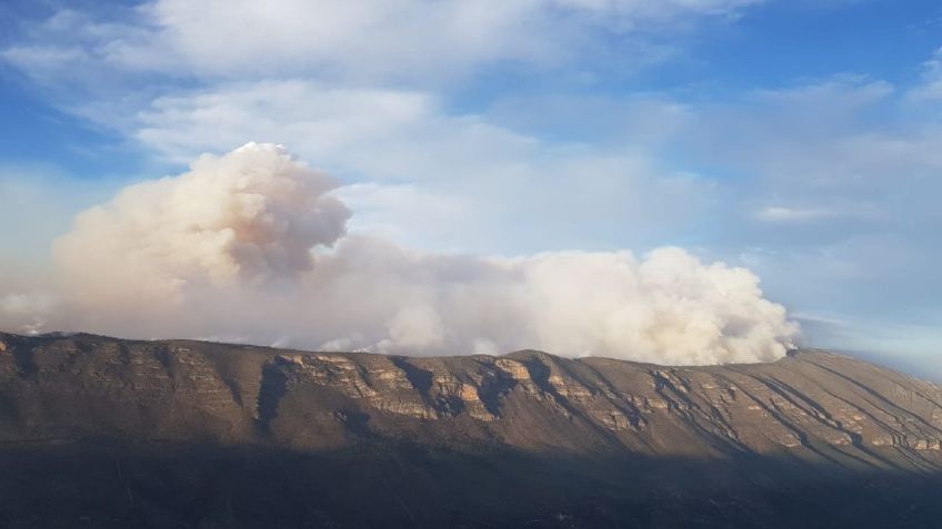 Nuevo León: Desalojan a más de 400 personas por incendio forestal en Santiago