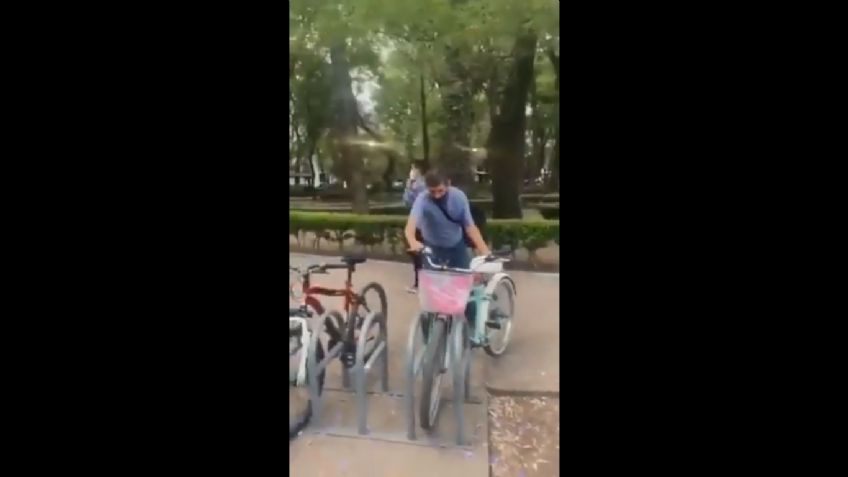 VIDEO VIRAL: En segundos roban una bicicleta en Parque México