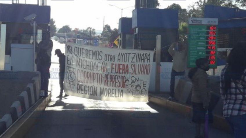 Maestros de la CNTE toman casetas y vías férreas en Michoacán 