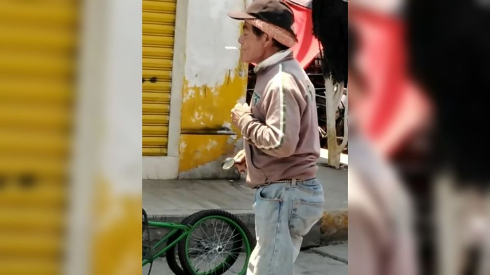 El hombre sorprendió por la facilidad con la que prendió el cigarro. Foto: Especial