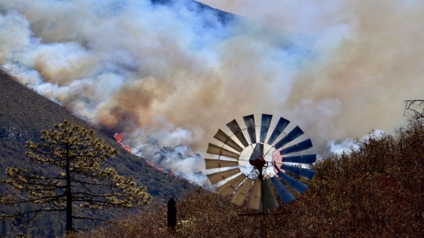 Nuevo León: Contratan helicópteros de Estados Unidos para combatir incendios en Santiago y Coahuila