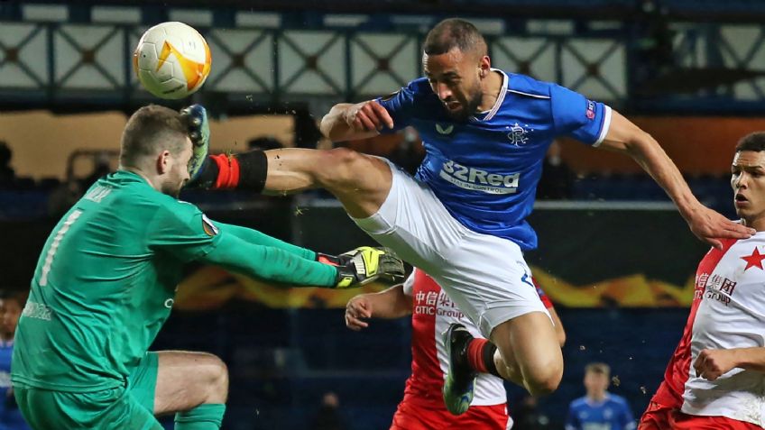 Esta fue la ESCALOFRIANTE lesión del portero de Slavia Praga; Roofe le abre la cabeza de una patada: VIDEO