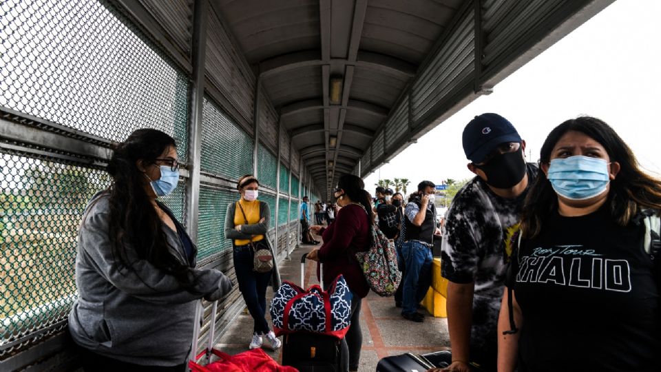 Migrantes buscan ingresar a EU en la frontera de Texas. Foto: AFP