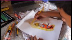 Niño vende dibujos para ayudar a su madre a comprar comida