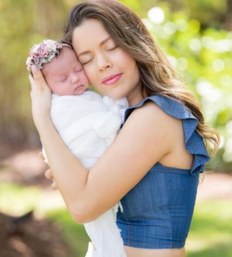 Ximena Duque luce maravillada con su pequeño retoño. FOTO: Instagram