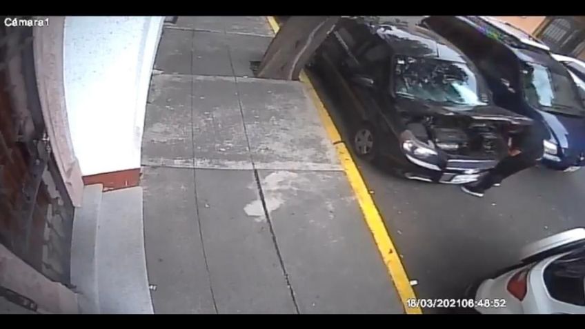 VIDEO: En menos de 30 segundos roban autopartes a auto estacionado en calles de la CDMX