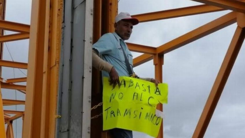 Se encadena pescador en Veracruz y pide audiencia con AMLO