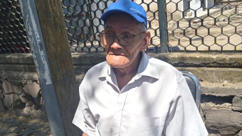 ¡No me quiero morir, la vida y la salud son un tesoro!: abuelito que aguarda por su vacuna en Guadalajara