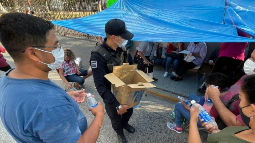 Policías regalan agua a adultos mayores formados para recibir vacuna en Guadalajara: VIDEO