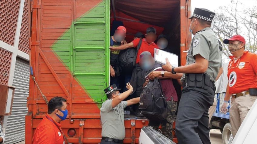 Rescatan en Chiapas a 329 centroamericanos hacinados en las cajas de tres camiones