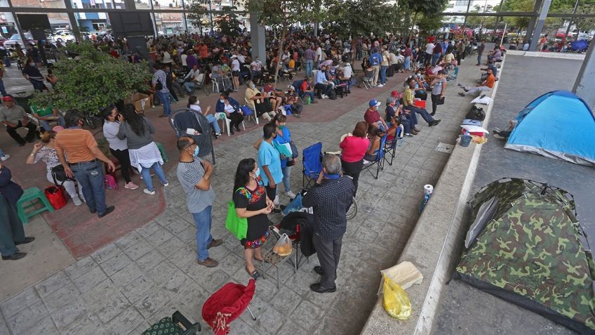 Hay largas filas en Guadalajara para recibir vacuna anticovid este sábado: VIDEOS