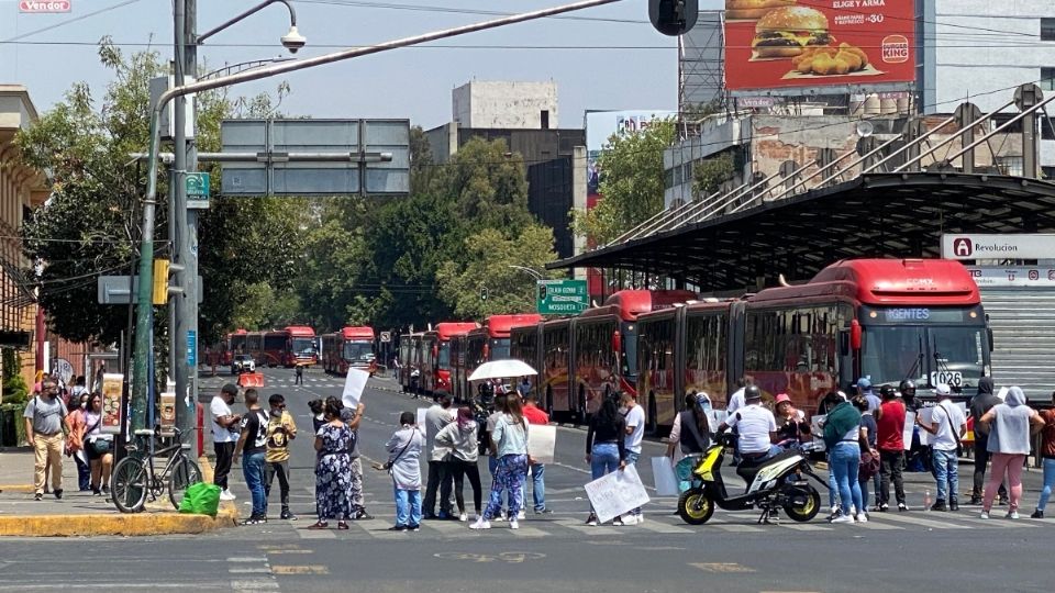 CAOS VIAL. En Insurgentes y San Cosme, 20 de sus agremiados bloquearon el paso. Foto: Daniel Ojeda