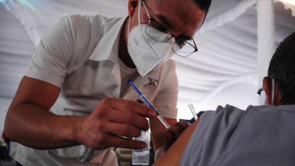 Jóvenes presentaron casos de miocarditis después de recibir vacunas de Pfizer. Foto: Cuartoscuro