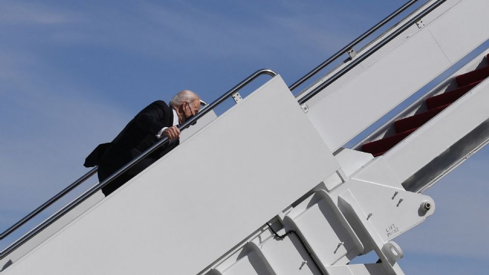 La Casa Blanca dijo que Biden estaba bien, tras caer cuando subía al avión Air Force One rumbo a Atlanta. Foto: AFP