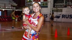 Se viraliza FOTO de basquetbolista dando de amamantar a su bebé en el descanso de un partido