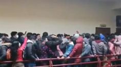 El momento en que jóvenes universitarios caen de cuarto piso durante asamblea: VIDEO