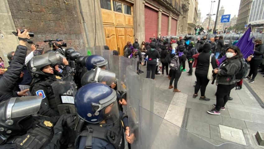 Feministas protestan en Palacio Nacional; policías resguardan la zona: Fotos