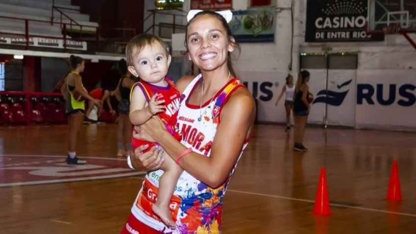 Se viraliza FOTO de basquetbolista dando de amamantar a su bebé en el descanso de un partido