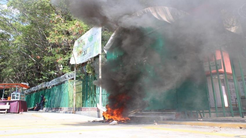 Maestros de Chiapas vandalizan Secretaría de Educación en exigencia de pagos atrasados