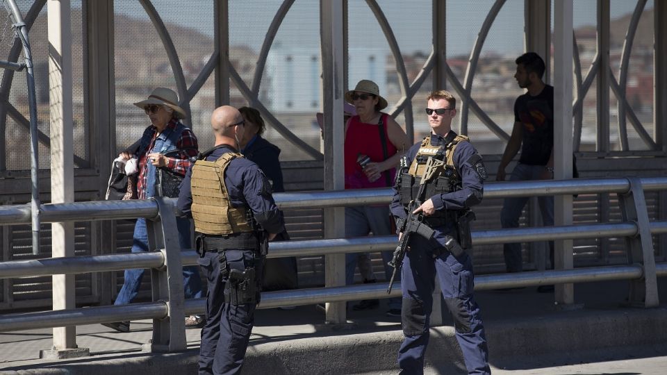 Oficiales en la frontera de El Paso, Texas. Foto: AP